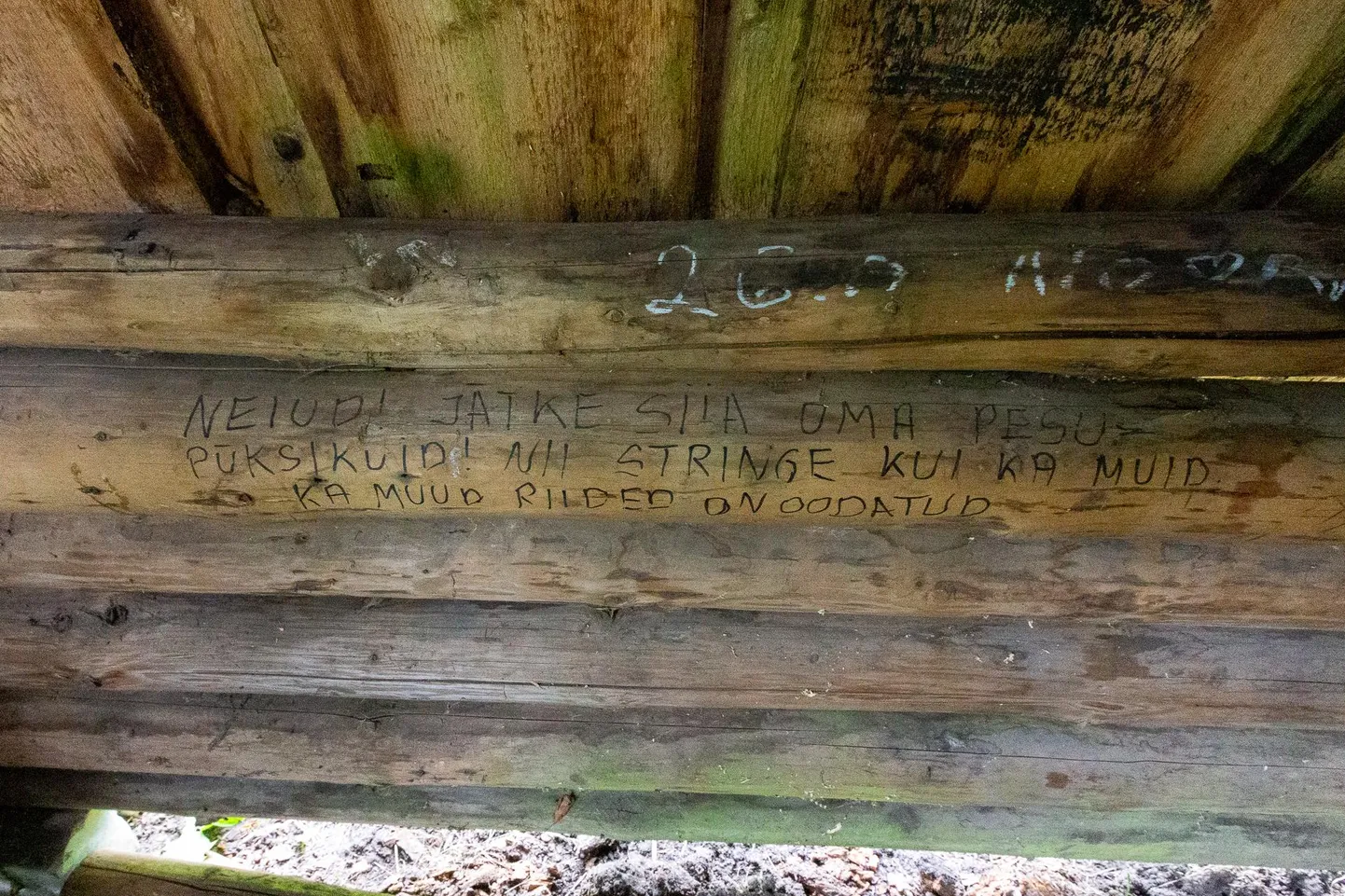Kummaline sõnum Äntu Sinijärve ääres olevas majakeses.