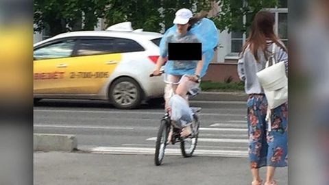 Крестилась и целовала асфальт: голая россиянка проехалась на велосипеде по улицам города