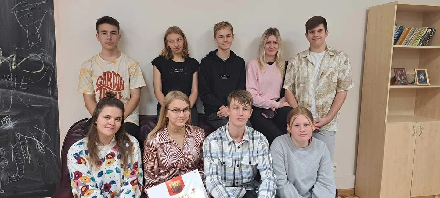 Ülal vasakult paremale: Taniel Heinaste, Kirke-Adora Kärgenberg, Paul-Oskar Puusepp, Kerttu Kalda ja Kauri Kelner. All vasakult paremale: Laura Lääts, Liisa Loreena Värton, Aleks Antsi ja Gerthy-Liisa Hansalu.