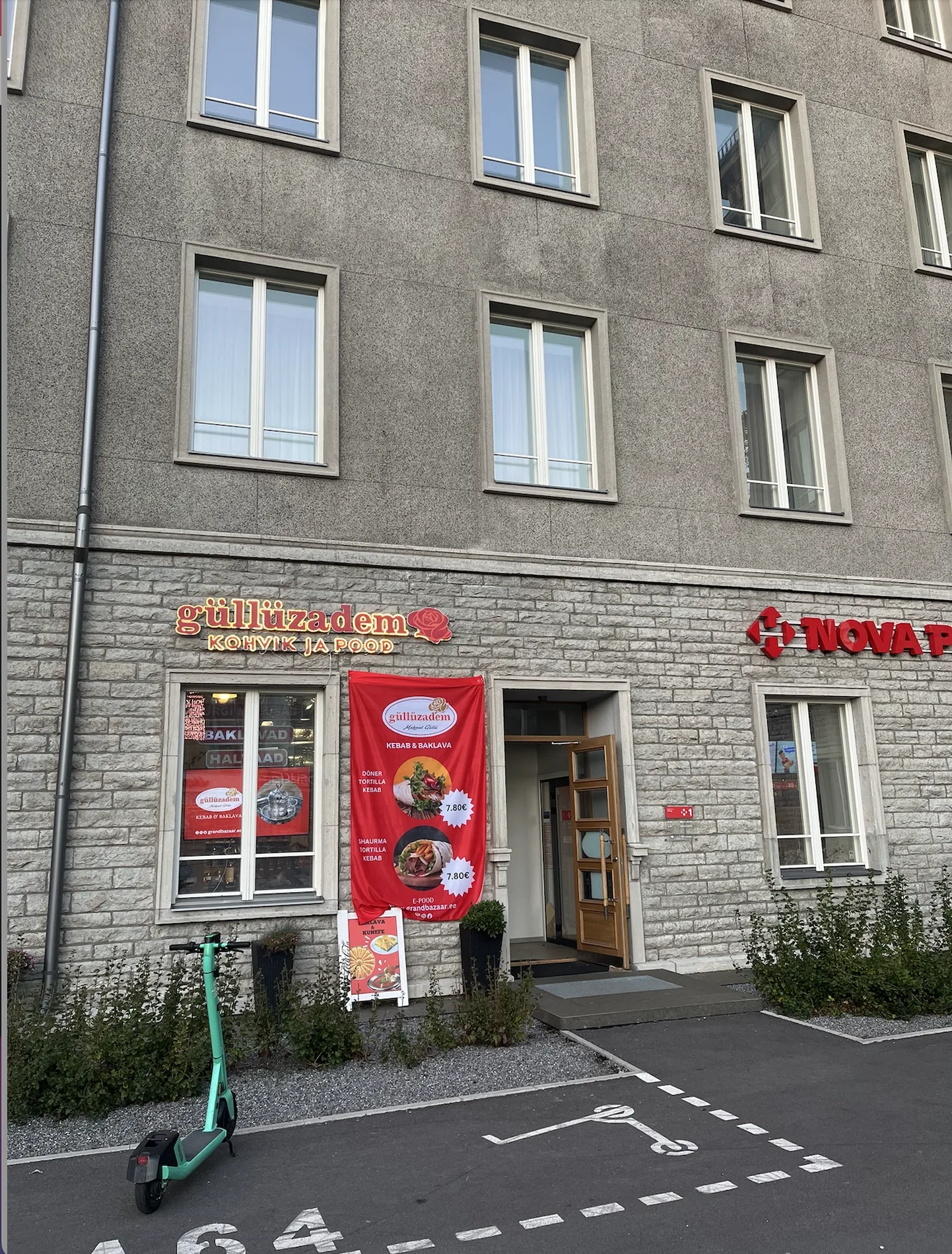 Житель Таллинна возмущен рекламой закусочной, расположенной на фасаде здания, находящегося под защитой.