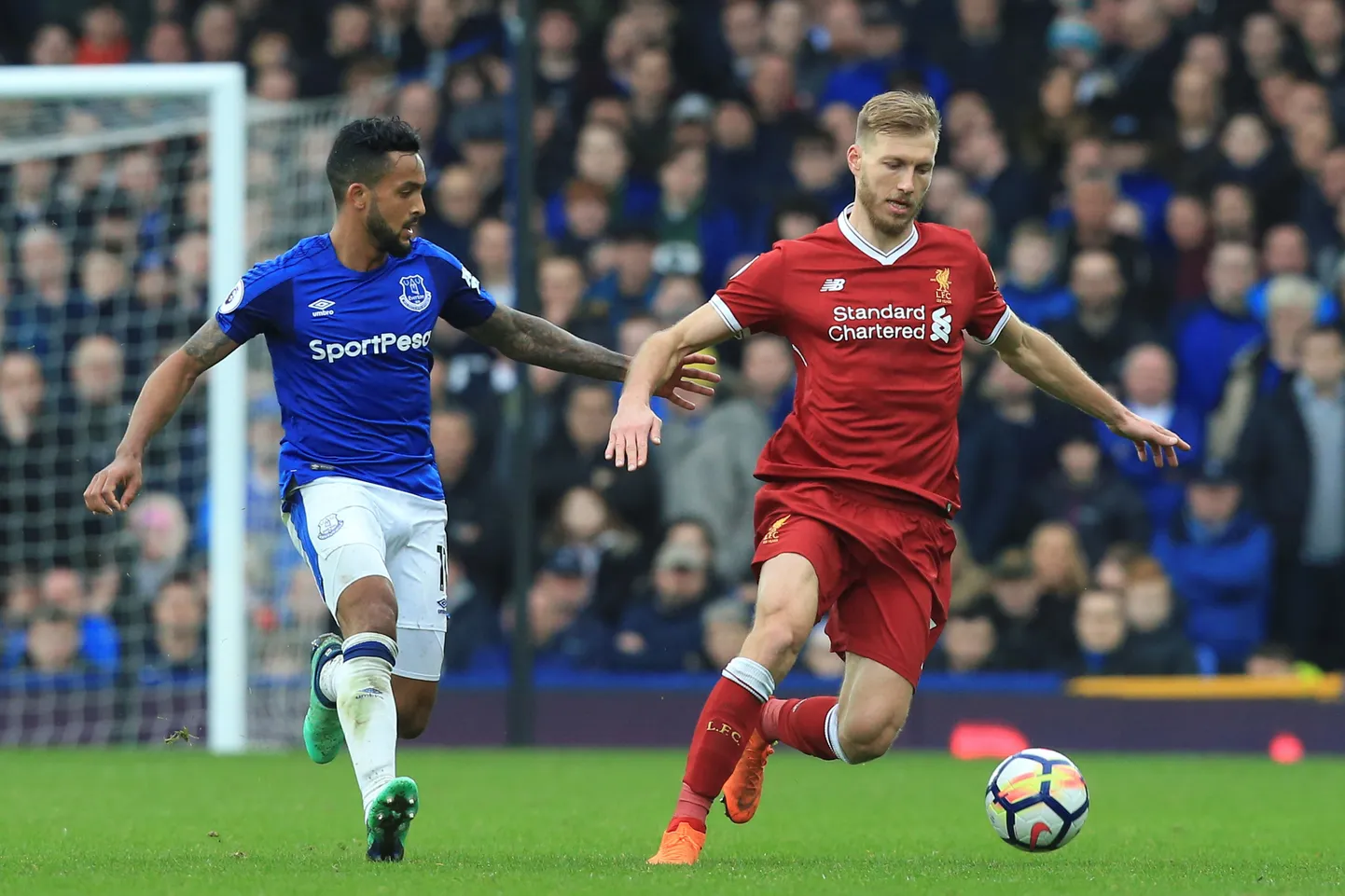 Ragnar Klavan (paremal) 2018. aastal mängus Evertoni vastu.