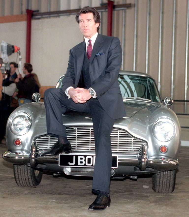 Filminäitleja Pierce Brosnan poseerimas Aston Martini kapotil jaanuaris 1995.