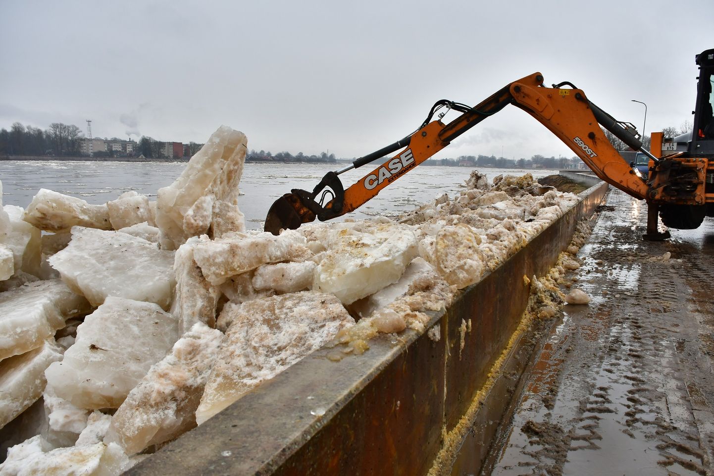 Pļaviņu ielas posmā Jēkabpilī Daugavas ledus gabali pārstumti pāri aizsargdambim