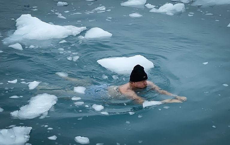 Kapten Kivi Antarktika jäises vees suplemas.