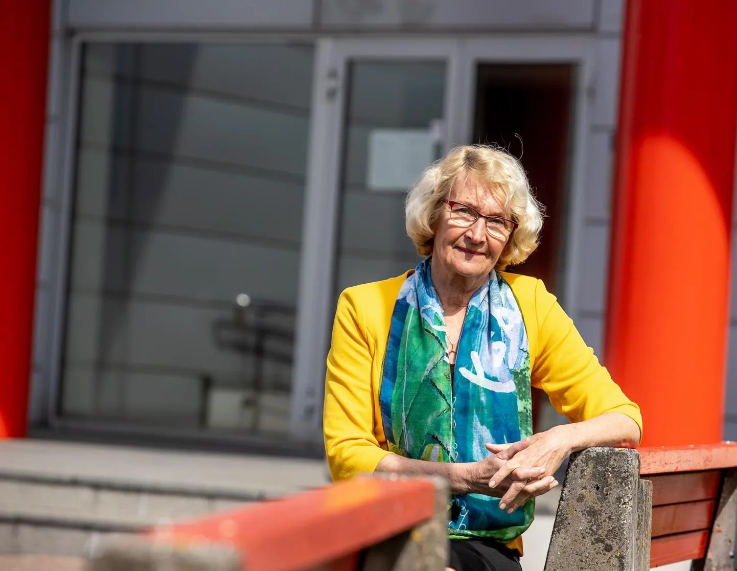Tartu ülikooli emeriitdotsent ja Pärnu giidide ühingu liige Heli Tooman märgib, et paljudes maades on giidide atesteerimisel väga ranged tingimused, sealhulgas kõrghariduse nõue.