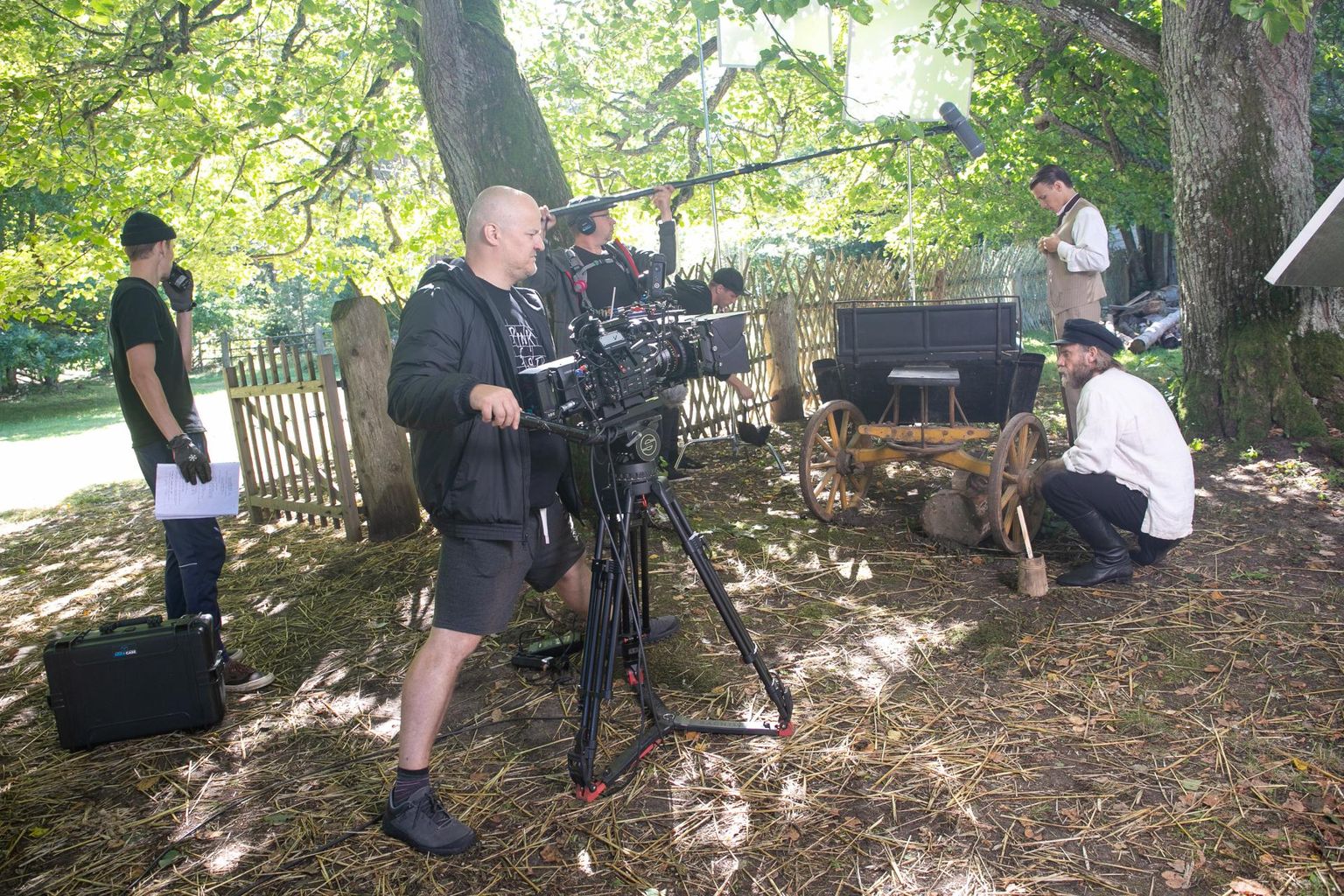 Filmi režissöör on Ergo Kuld (kaamera taga), Altja stseenides osalesid Helgur Rosenthal (habemik) ja Franz Malmsten.