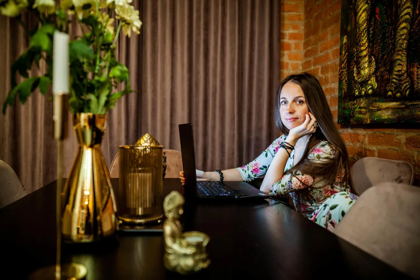 Kirjanik ja joogaõpetaja Pamela Maran armastab kulgeda omas mullis, omas fluidumis. Vaikne elu ei tähenda aga seda, et lood ei juhtuks. Ka nelja seina vahel istudes saab mõtiskleda ja olukordadele, mida elu toob, mõtet juurde luua. Oma loomulikkuses.