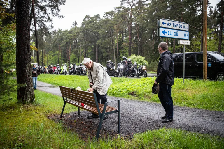 Matuserongkäik peatus Lembit Teesalu auks püstitatud pingi juures.