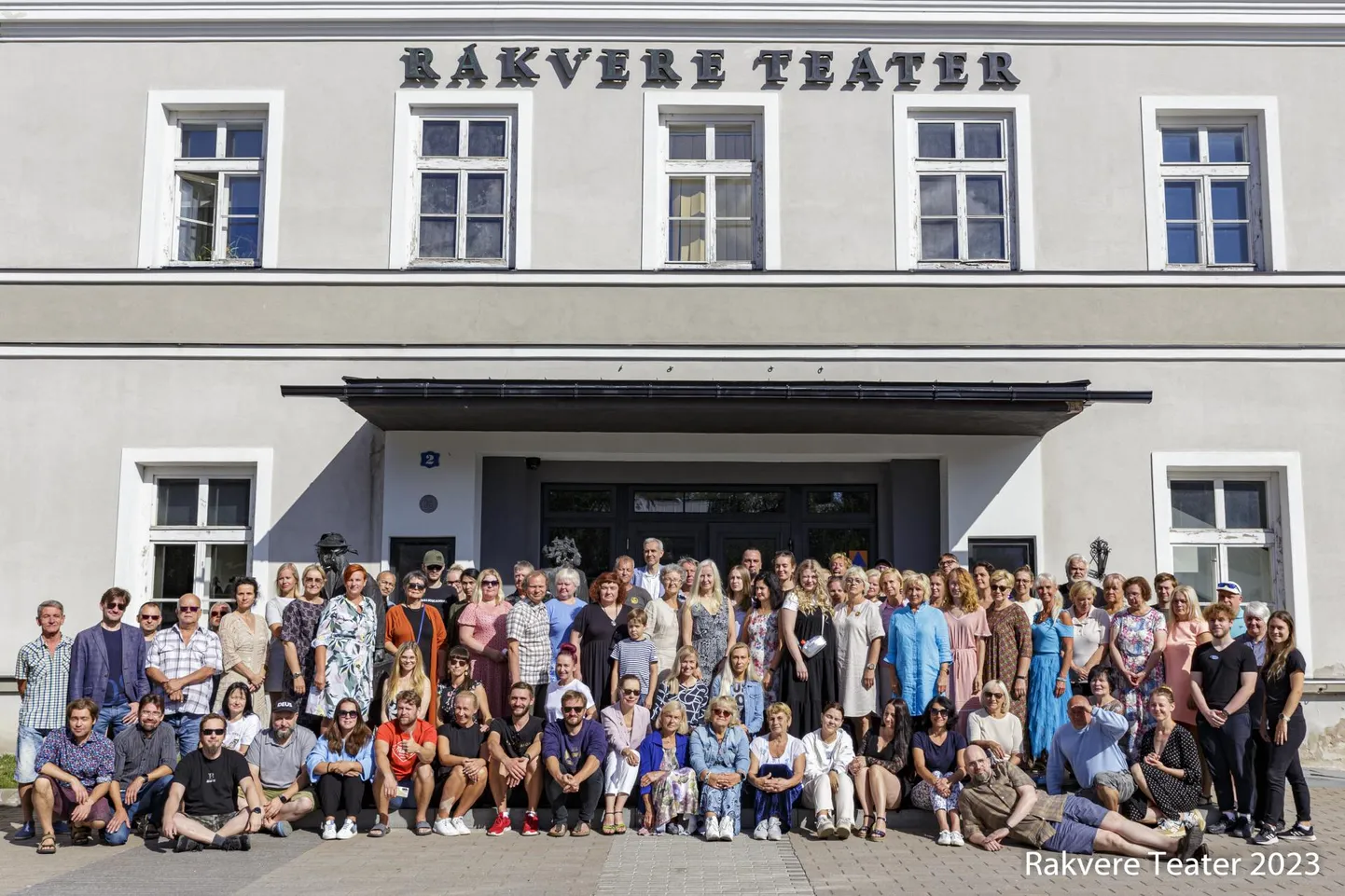Rakvere teatri rahvas tegi 84. hooaja alguse puhul traditsioonilise ühispildi majatrepil.