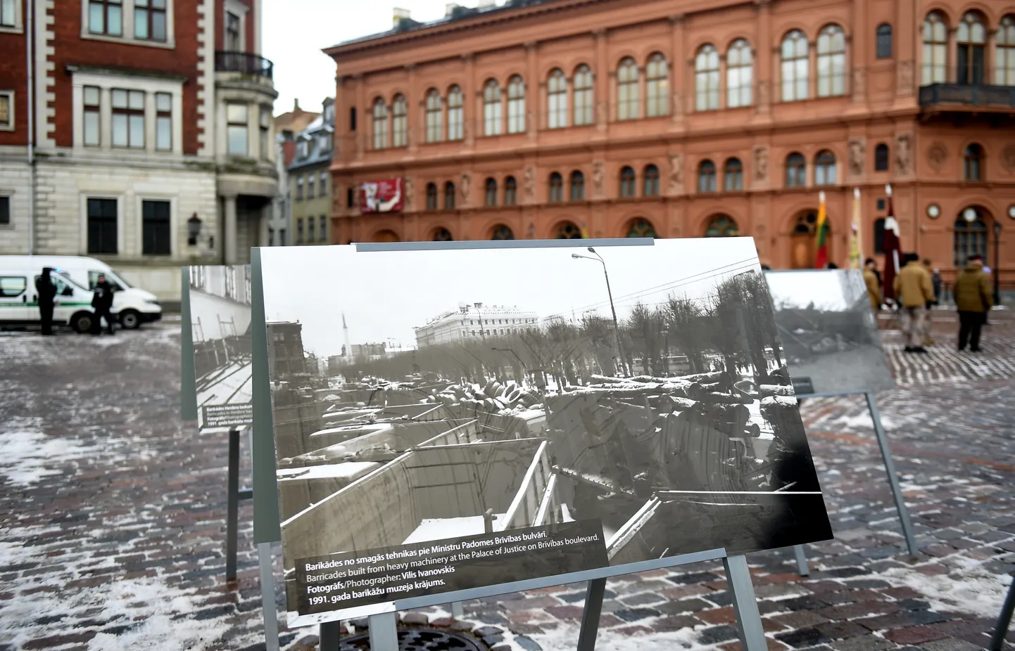 Izstāde "Barikādes Latvijā 1991 un barikādes Ukrainā 2014-2022" 1991. gada barikāžu atceres piemiņas pasākumā Doma laukumā.