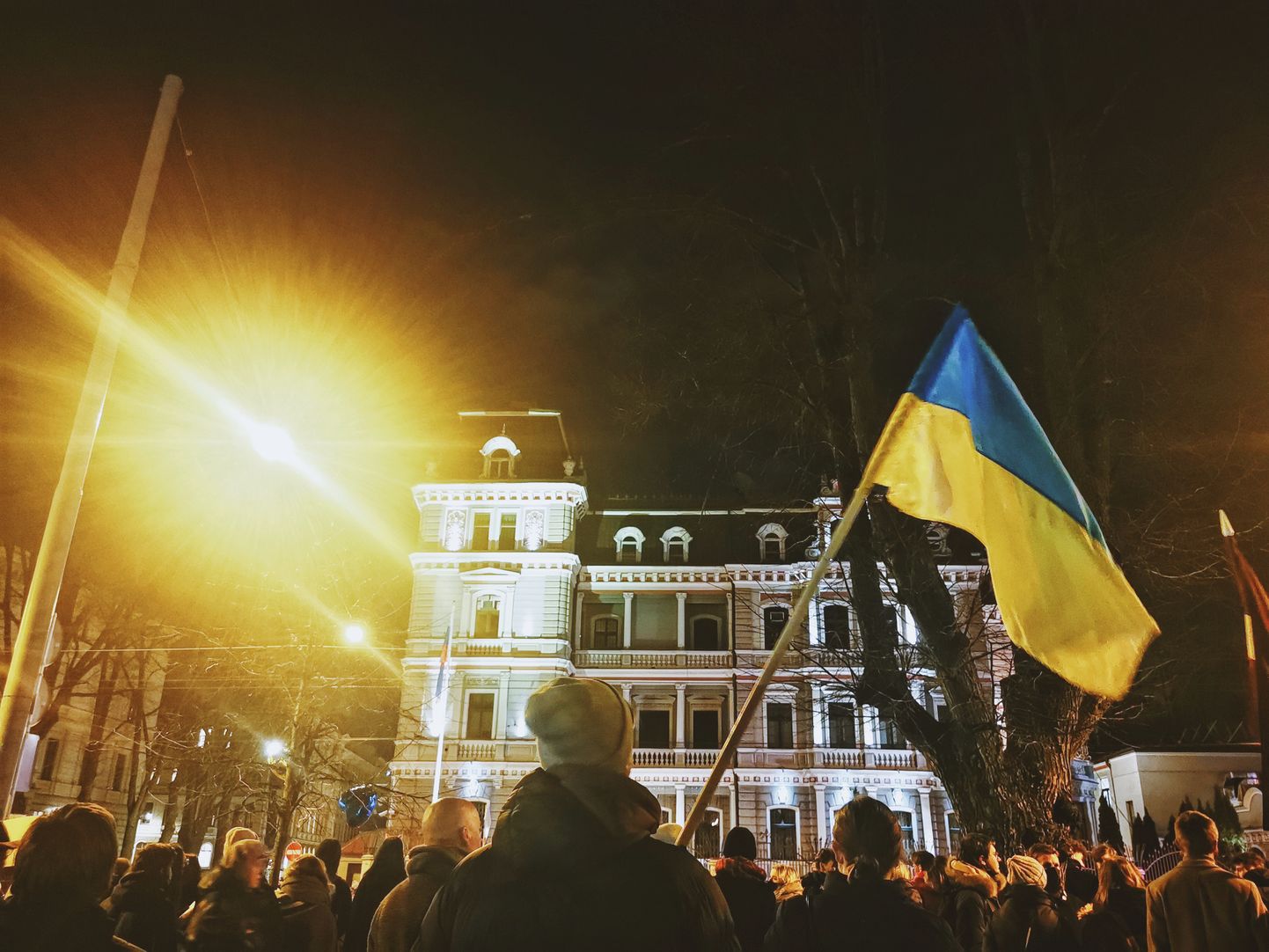 Meeleavaldus Venemaa saatkonna ees Riias eile õhtul. Täna toimub seal samas Ukraina toetuseks kontsert.