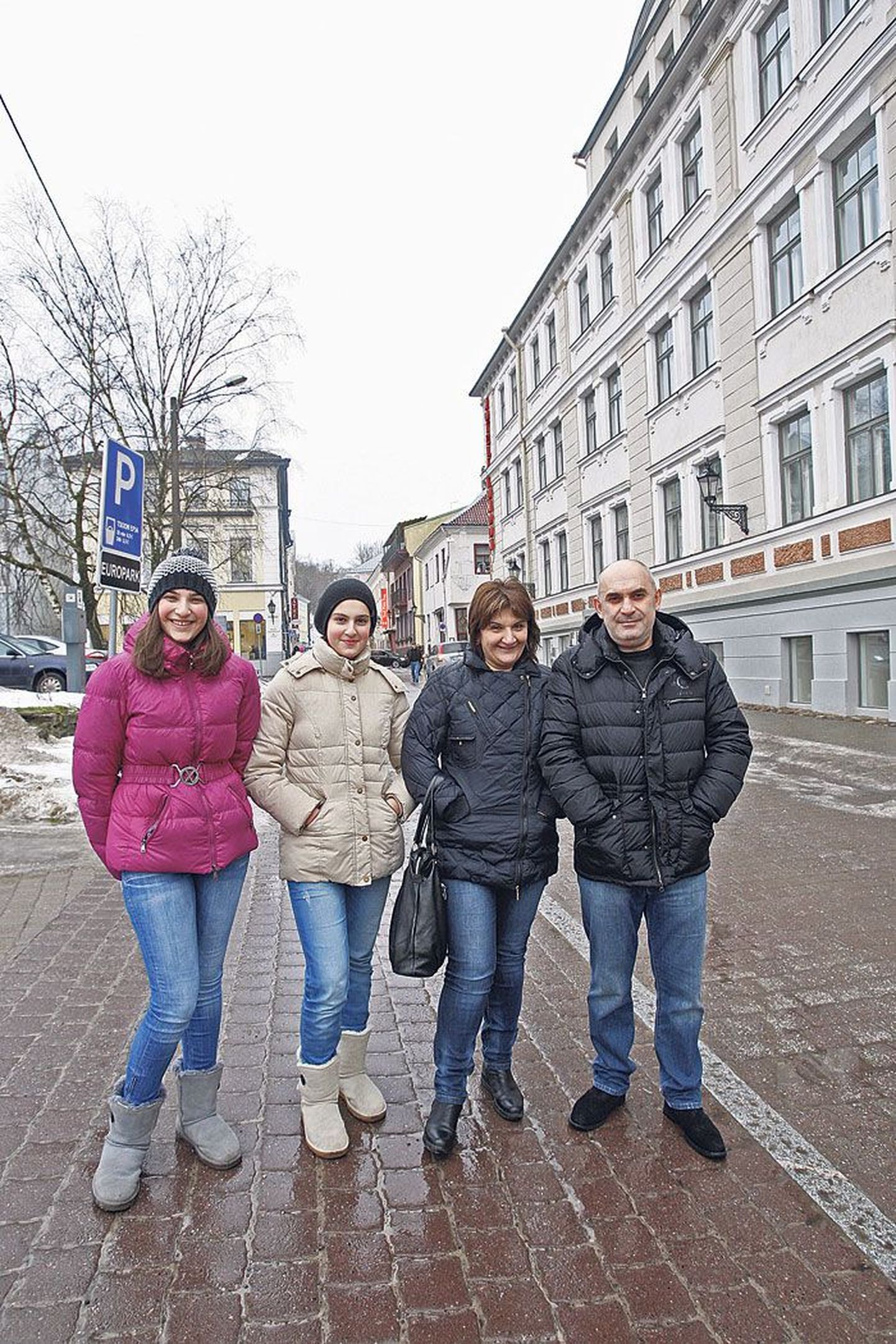 Kolmapäeva õhtul autoga Moskvast saabunud armeenlased Gagik Arutjunjan ja Sonja Gevorgjan veetsid oma tütarde Mariami ja Manega Tartus vaid ühe päeva ning sõitsid eile edasi Tallinna.