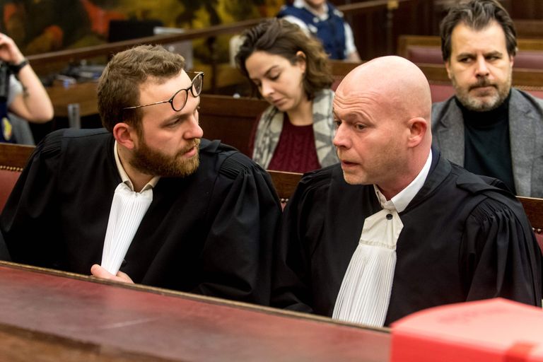 Abdeslami esindavad Belgia kohtunikud Sven Mary (paremal) ja Romain Delcoigne. 