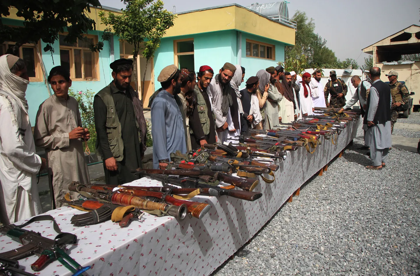 Umbes 75 Talibani võitlejat andis oktoobri alguses Afganistanis Nangarhari provintsis ära oma relvad ja teatas valitsusvastasest võitlusest loobumisest.