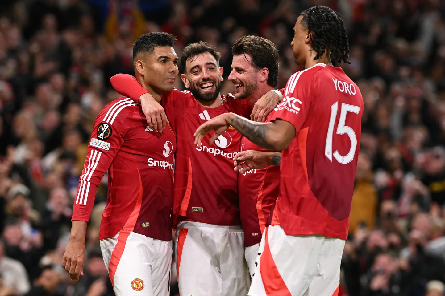 Manchester Unitedi jalgpalluri (vasakul) Casemiro, Bruno Fernandes, Mason Mount ja Leny Yoro tähistavad poolfinaalmängus Bilbao Athleticile löödud väravat.