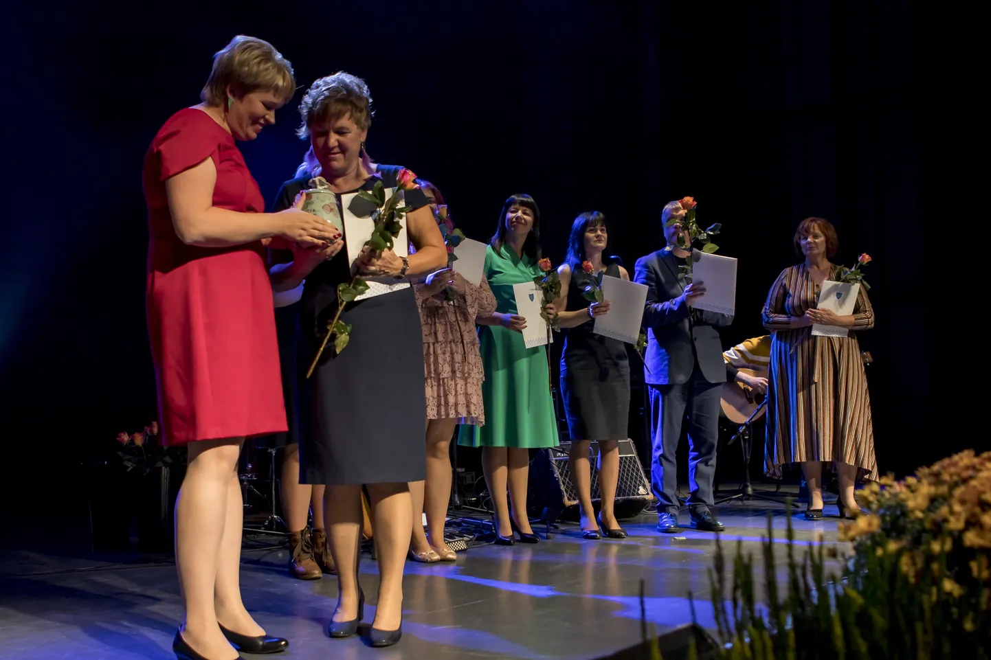 Esiplaanil Elva abivallavanem Marika Saar ja aasta hariduse teo laureaat Aigi Kapten.