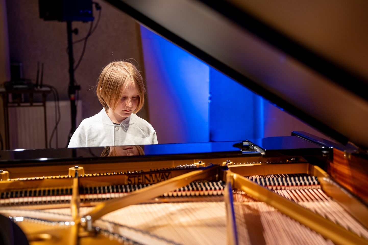 Pärnu muusikakoolis Imbi Haugase käe all õppiv Mark Aksel Meri esimest korda uut Steinway klaverit proovimas.
