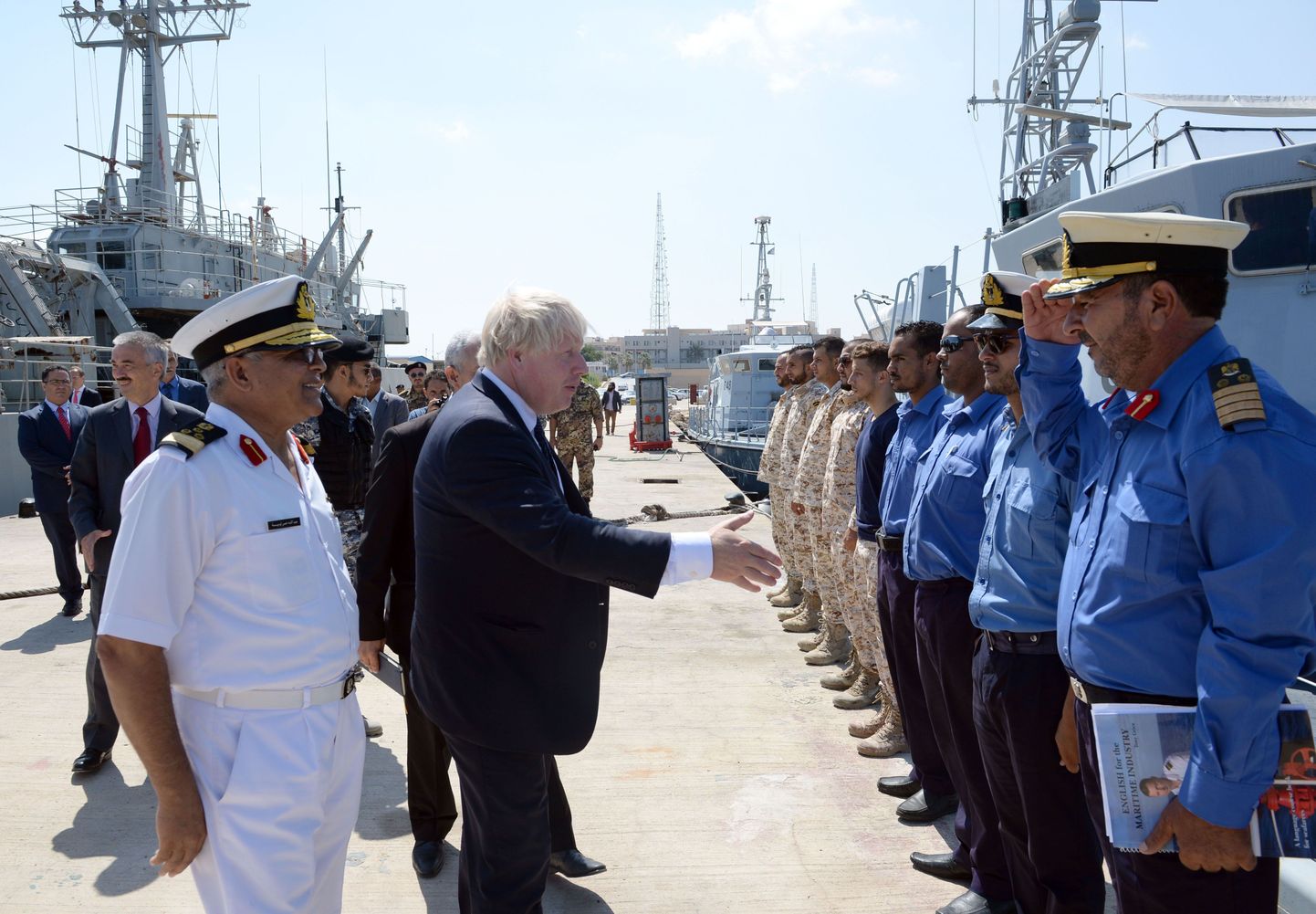 Suurbritannia välisminister kohtumas Liibüa rannavalvuritega, kes said väljaõppe Suurbritannias.