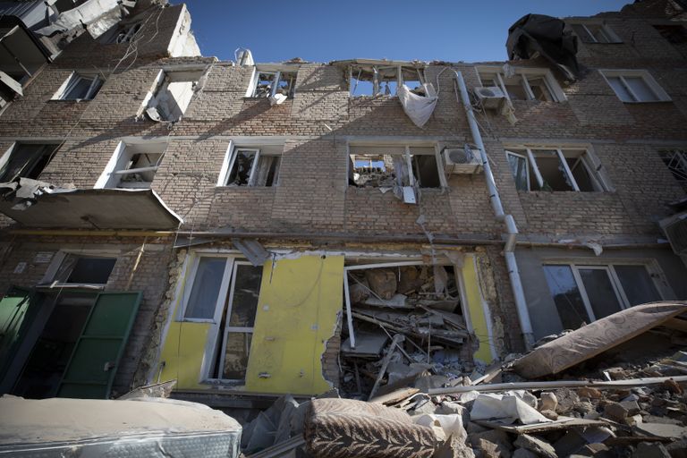 Фотография разрушенного дома в Николаеве. Подобные зрелища можно увидеть в Украине в последние недели все чаще.