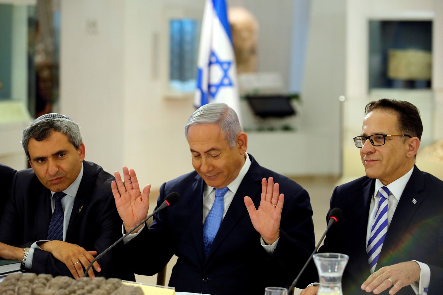 israeli peaminister Binyamin Netanyahu (keskel), Jeruusalemma ja keskkonnakaitseminister Ze'ev Elkin (vasakul) ning valitsuskabineti sekretär Tzachi Braverman (paremal) osalevad 13. mail 2018 Jeruusalemma päeva tähistamiseks korraldatud erinõupidamisel.