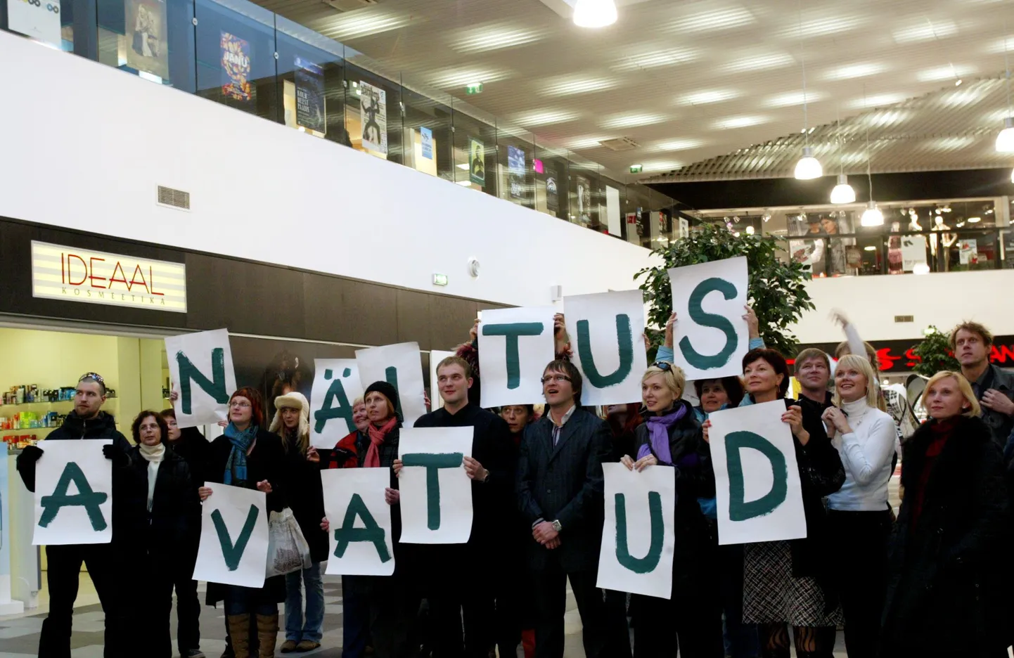 Põhjakeskuses avati esmaspäeval teatriplakatite näitus.