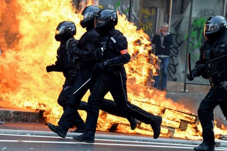В Париже и других городах некоторые демонстранты стали поджигать мусор и доски