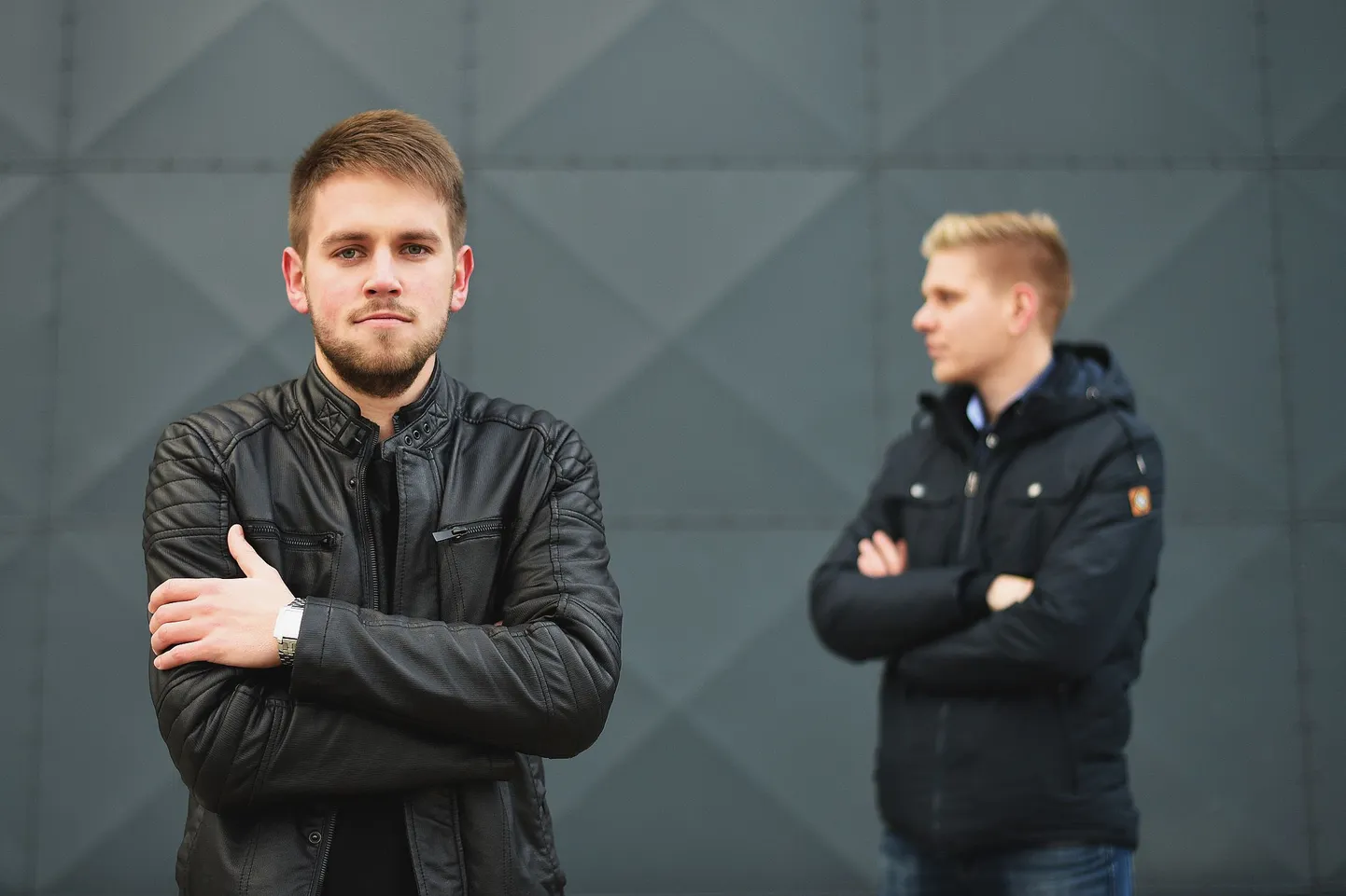 Kokkuta Managementi juht Madis Kokkuta (vasakul) teeb agentuuris igapäevaseid toimetusi koos Marten Lombiotsaga.