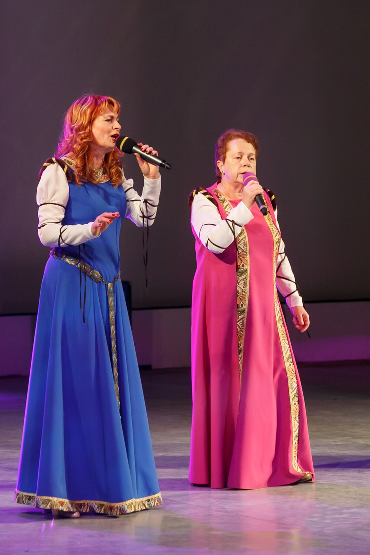Samsaara liikmed Marina Jerjomina (vasakul) ja Külliki Siilak festivalil esinemas.