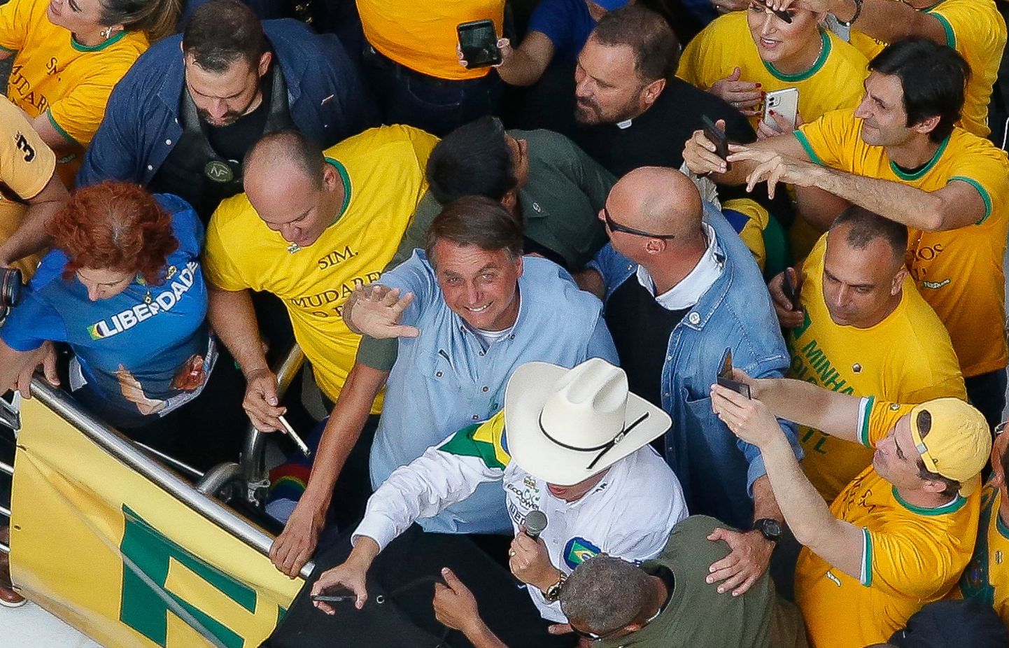Jair Bolsonaro lehvitamas.