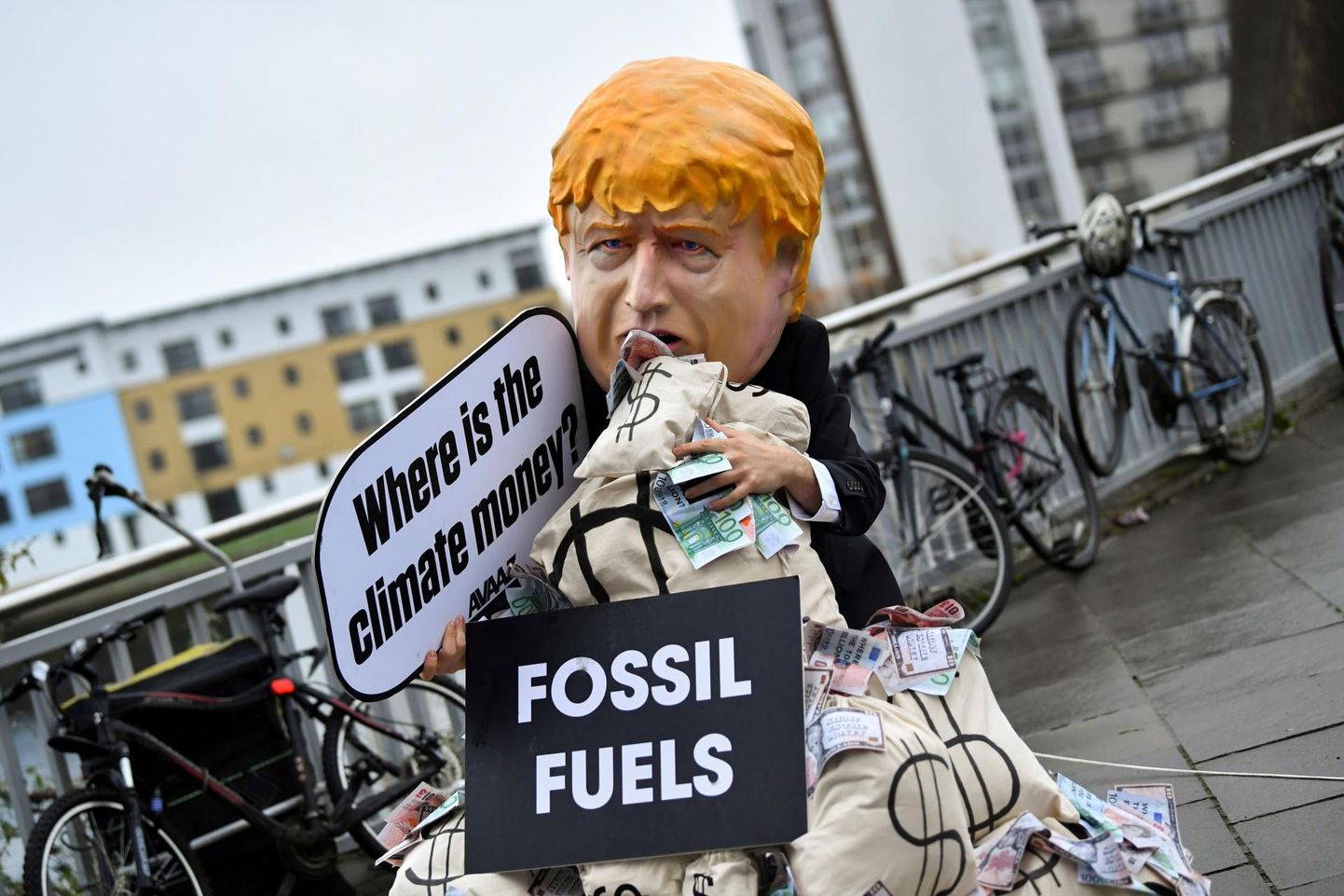 Ühendkuningriigi peaministri Boris Johnsoni maski kandev kliimaprotestija Glasgow’s.