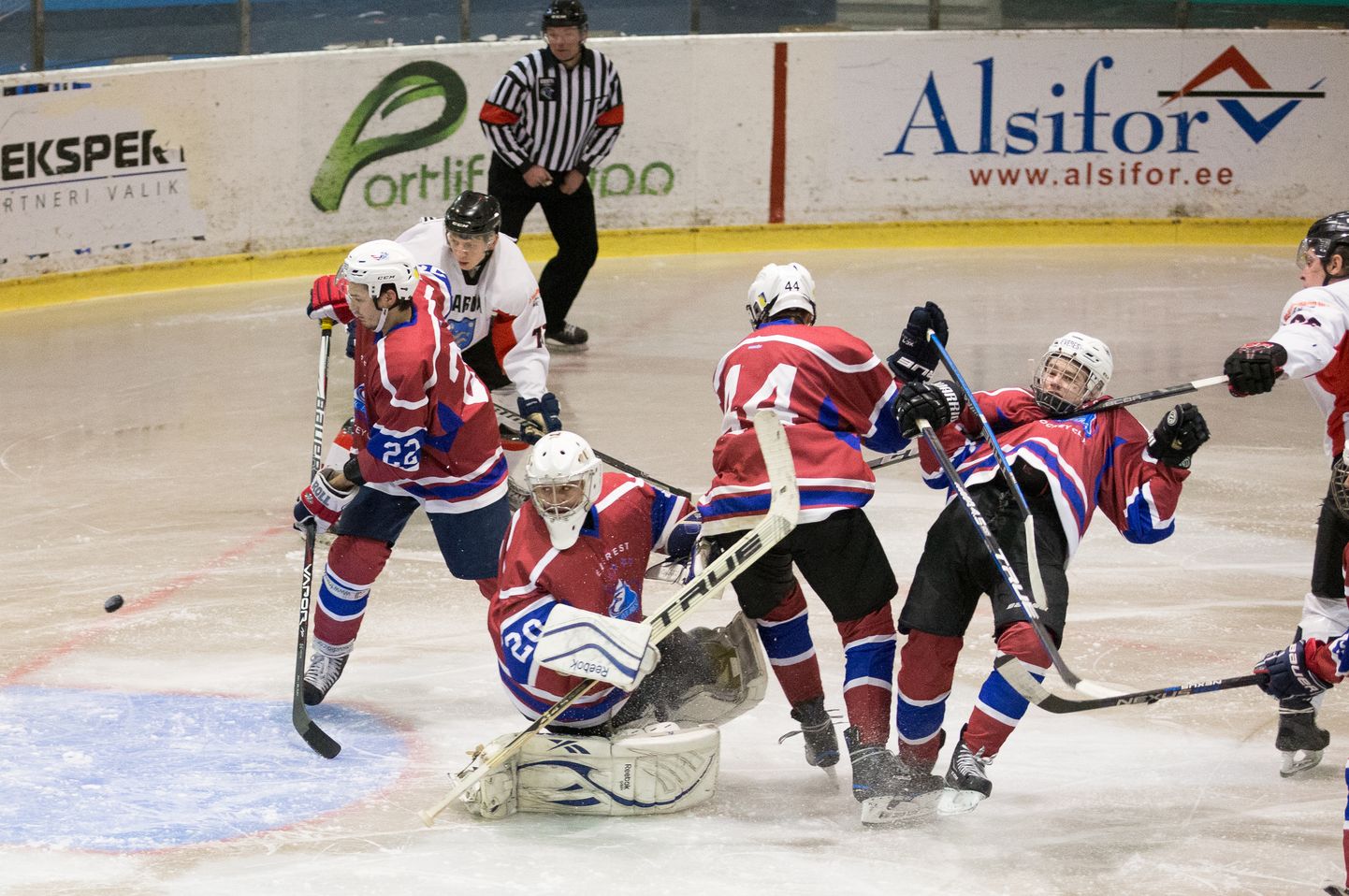 Поединки между двумя хоккейными командами Ида-Вирумаа - из Нарвы и Кохтла-Ярве - всегда носили боевой характер.