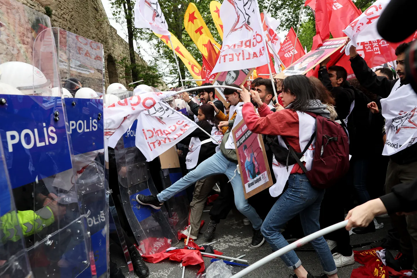 Märulipolitsei takistamas meeleavaldajate suundumist Istanbuli Taksimi väljakule.