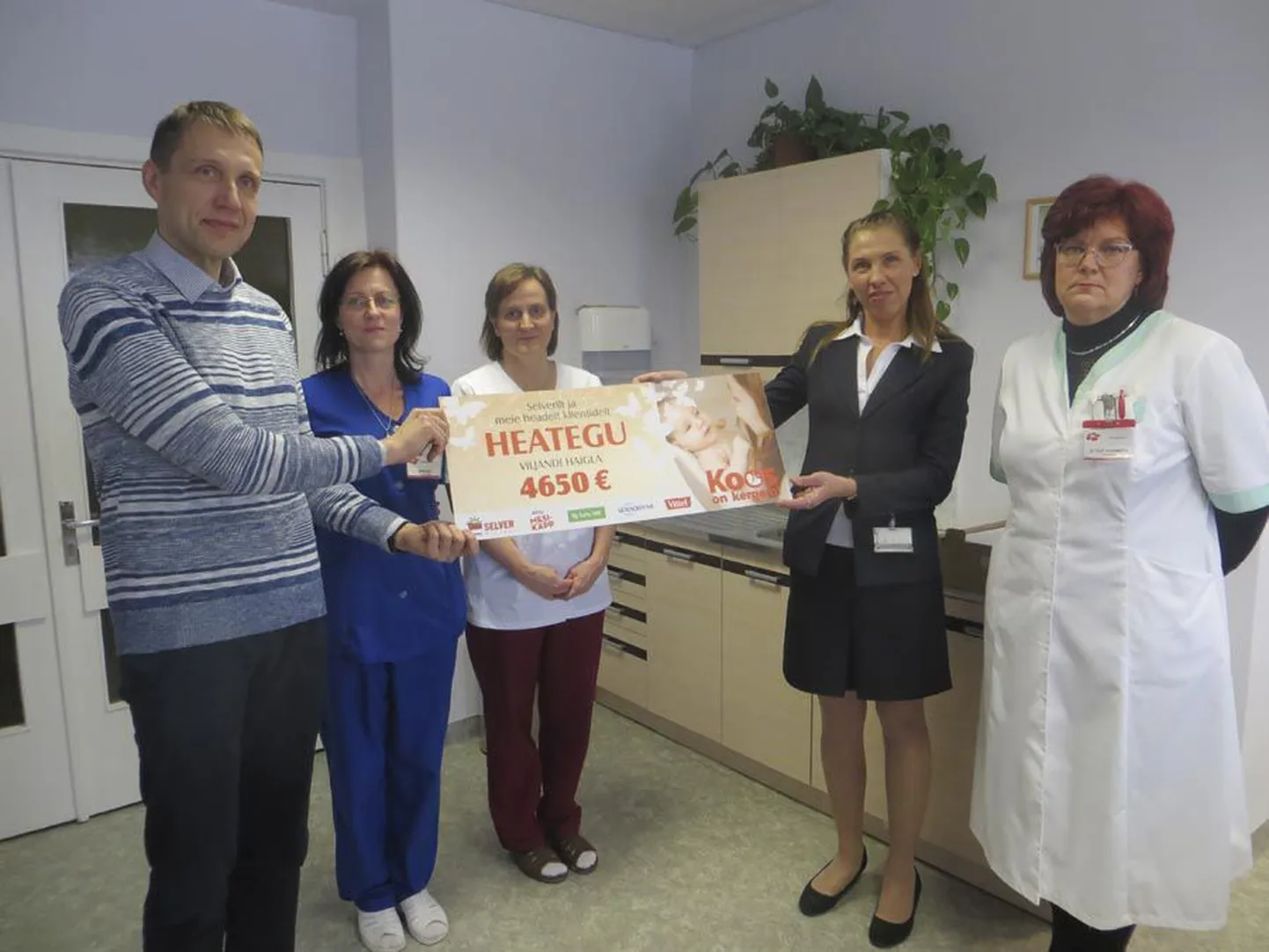 Männimäe Selveri juhataja Kati Pell (paremalt teine) andis haiglale annetajate kogutud raha. Tšeki võtsid vastu Viljandi haigla juhatuse esimees Priit Tampere (vasakult esimene), operatsiooni- ja intensiivravi osakonna vanemõde Inge Alp, sünnitusabi ja günekoloogia osakonna vanemarst Maret Metsmaa ning operatsiooni- ja intensiivravi osakonna vanemarst Ulvi Vaarmets.