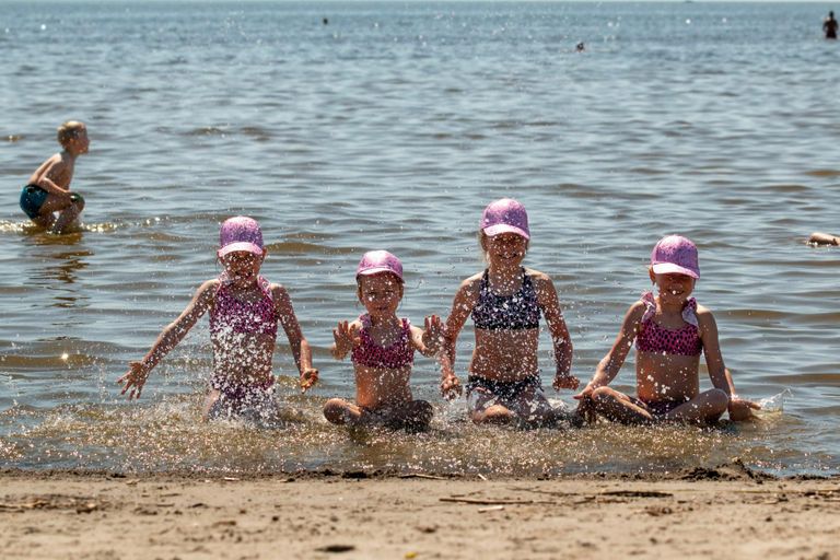 Дети говорят, что им очень нравится пярнуский пляж и самое замечательное - купаться в море.