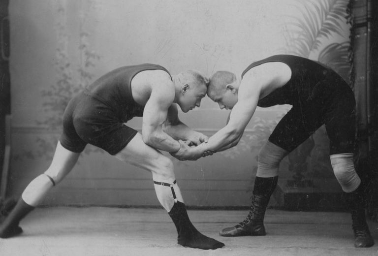 Sõbrad ja treeningkaaslased Georg Lurich (vasakul) ja Aleksander Aberg maadlust demonstreerimas (1901).