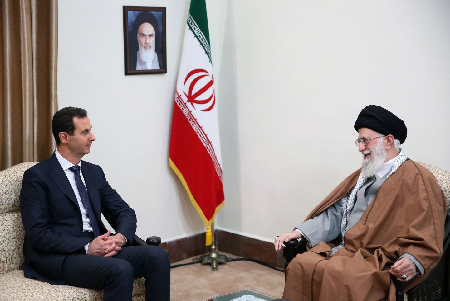 Bashar al-Assadi (vasakul) ja ajatolla Ali Khamenei kohtumine Teheranis.