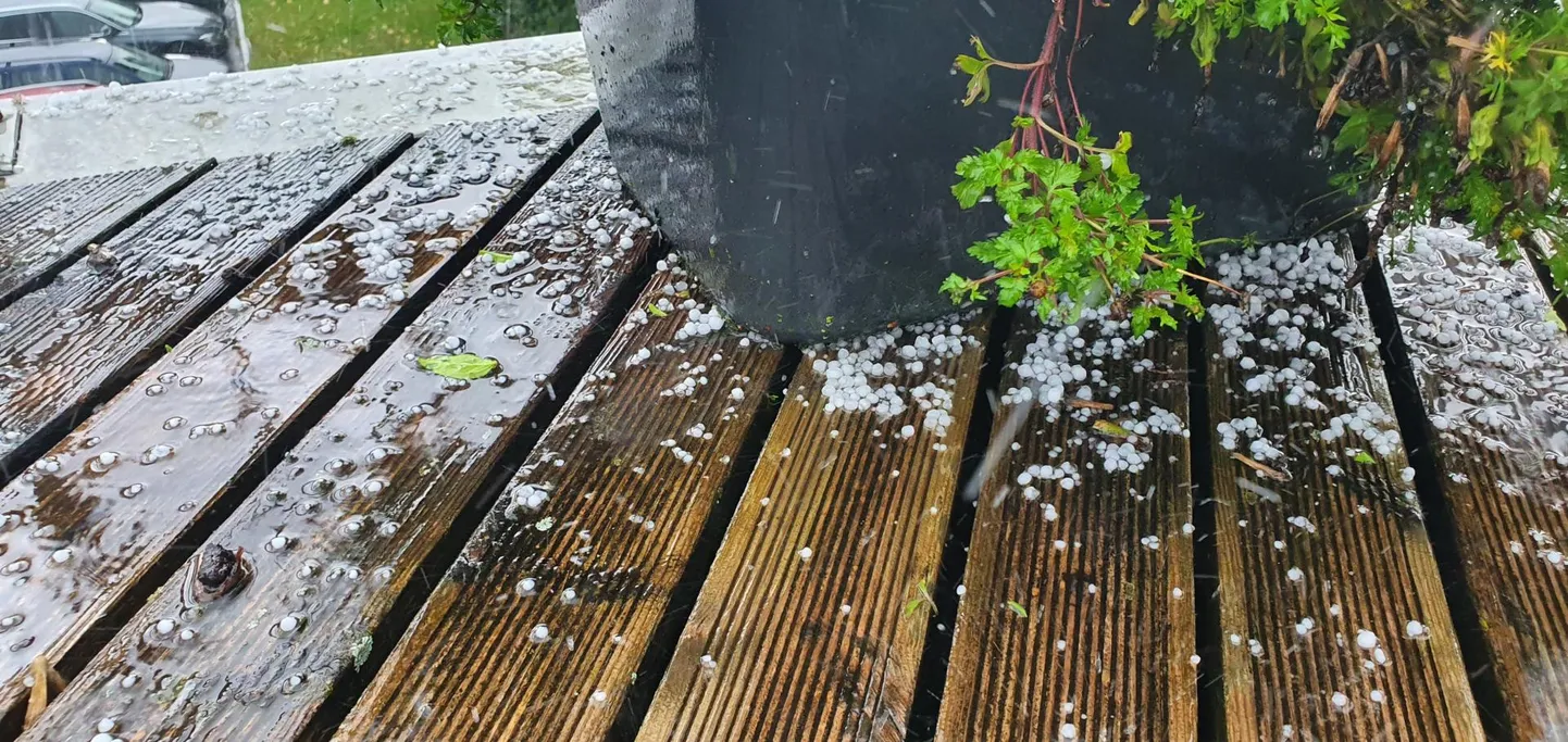 Viljandis sadas esmaspäeva lõuna ajal rahet.