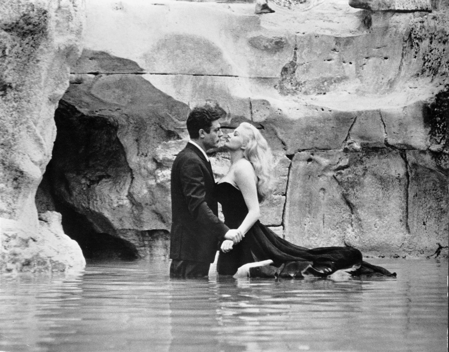 Marcello Mastroianni ja Anita Ekberg filmis „La Dolce Vita“, 1960.