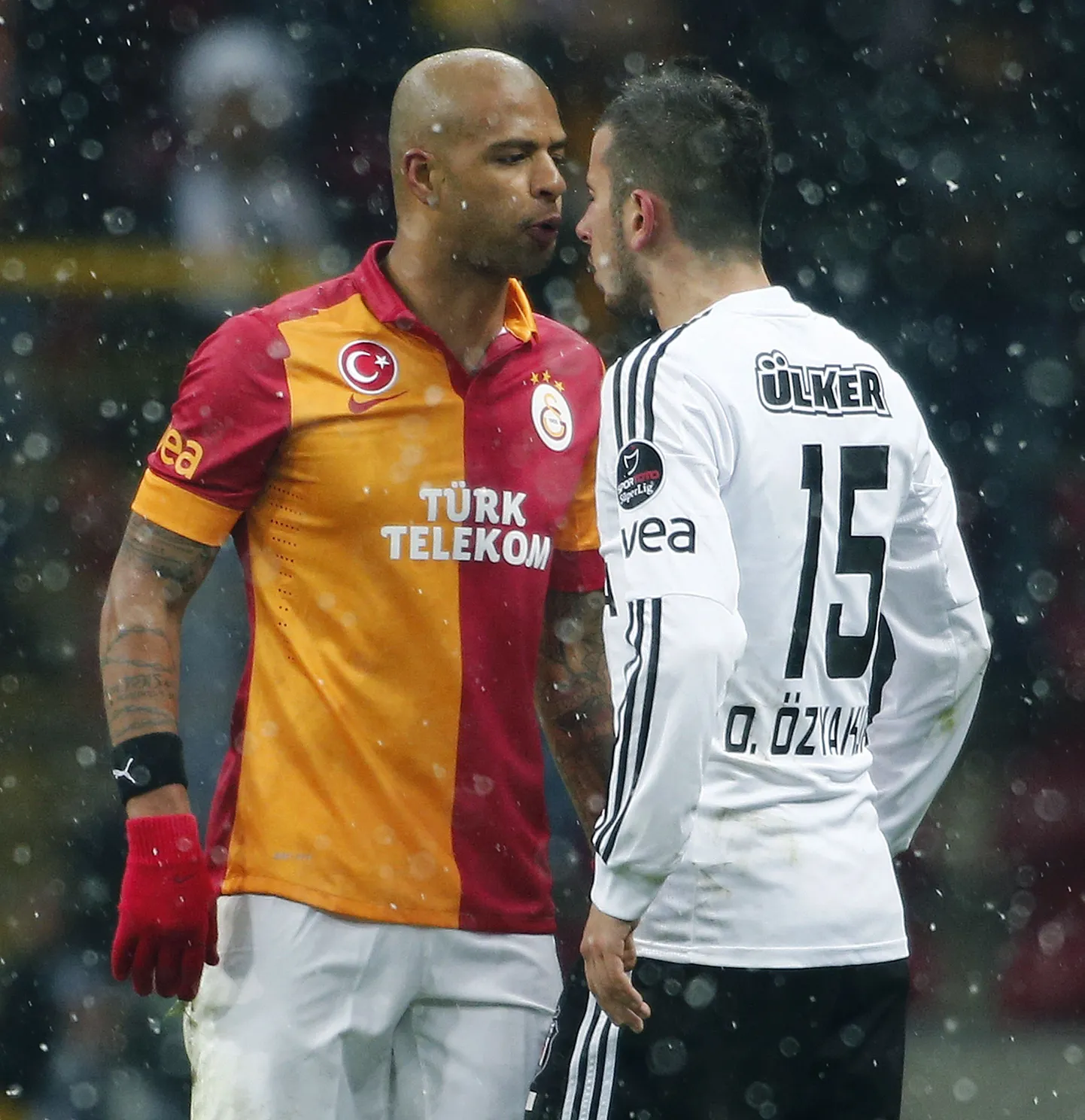 Türgi jalgpalliliit määras Galatasaray poolkaitsjale Felipe Melole (vasakul) vastasmängija Oguzhan Özayakupi pihta sülitamise eest neljamängulise võistluskeelu.