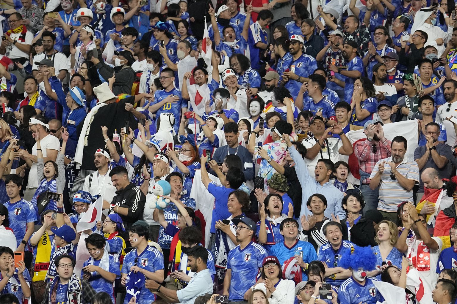 Jaapani jalgpallifännid elasid 23. novembril 2022 Kataris jalgpalli MM-il Khalifa rahvusvahelisel staadionil kaasa oma riigi jalgpallikoondise kohtumisele Saksamaaga. Jaapan võitis Saksamaad 2:1