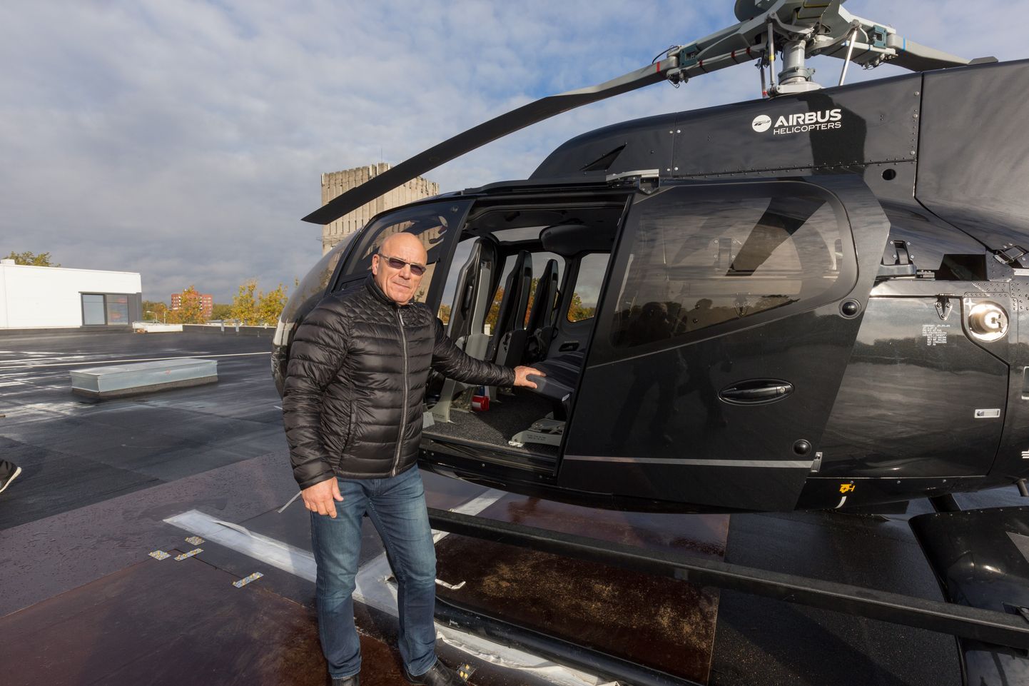 Oleg Gross saabus Viljandi Mulgi Marketsid avatud aktsiaseltsile OG Elektra kuuluva kaupluse Grossi Toidukaubad avamisele oma helikopteriga.