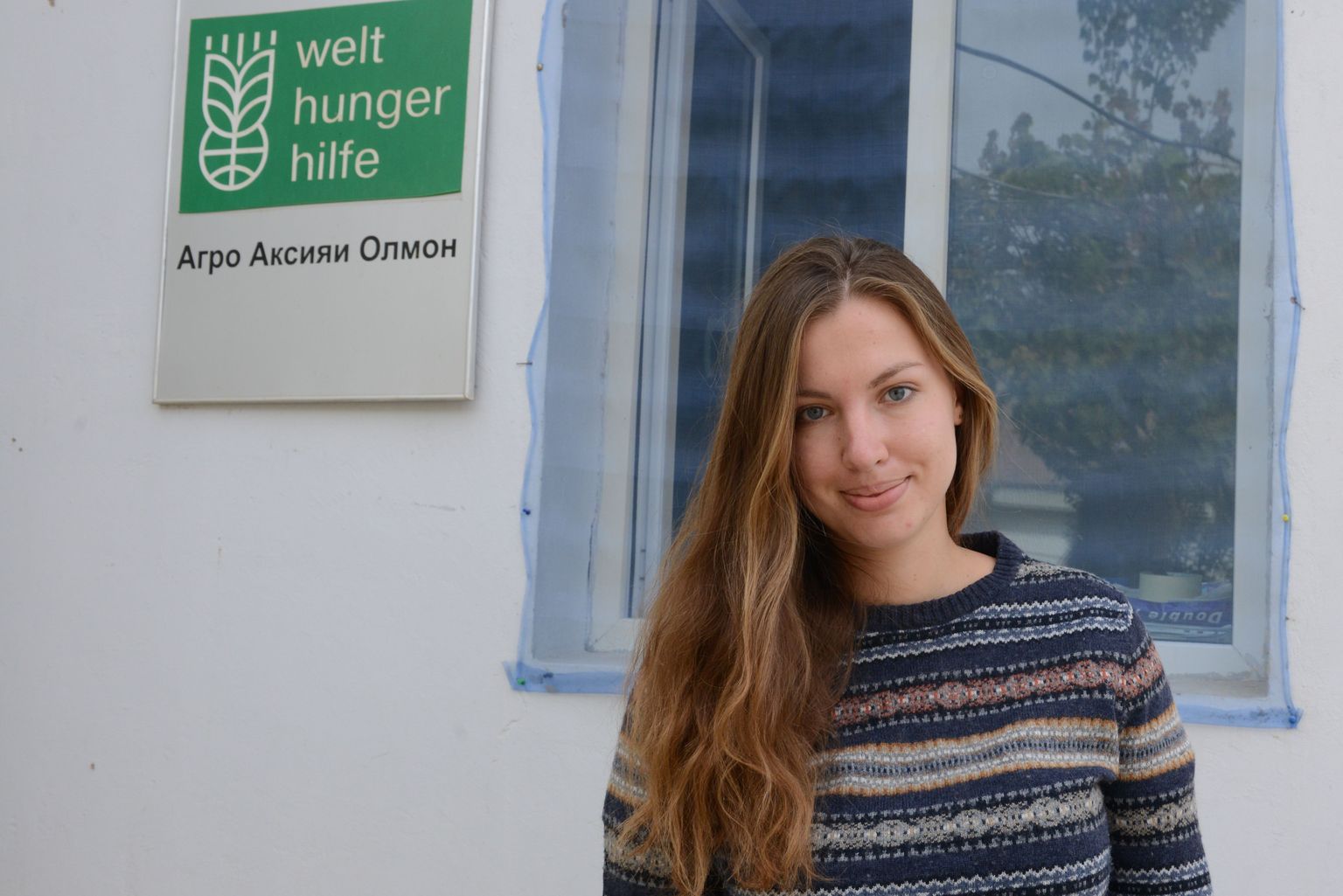 Erika Tšerkašina Baljuvonis sakslaste abiorganisatsiooni Welthungerhilfe kohaliku peakorteri ees, mis on tavaline külamaja.