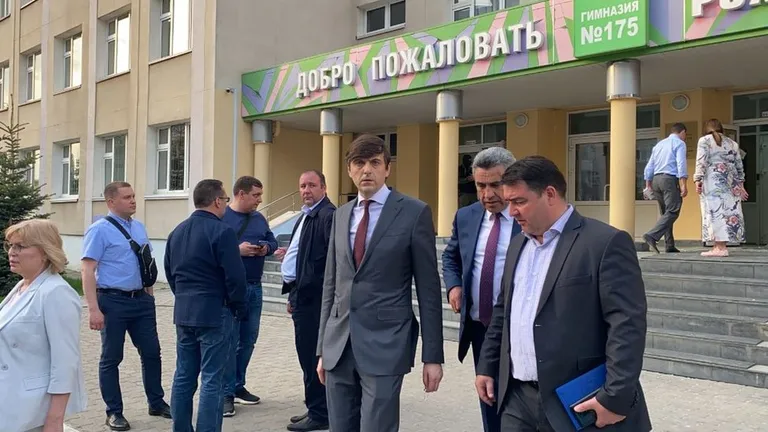 Среди чиновников, приехавших на место происшествия, был министр просвещения России Сергей Кравцов.