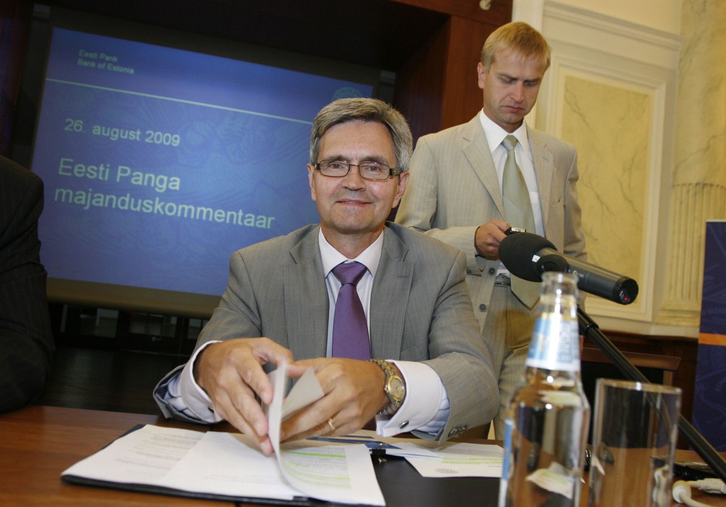 Eesti Panga president Andres Lipstok ja asepresident Märten Ross (seisab) võivad end tunda nagu vanajumala selja taga, sest keskpanga töötajate palkade peale riigikogu hammas ei hakka.