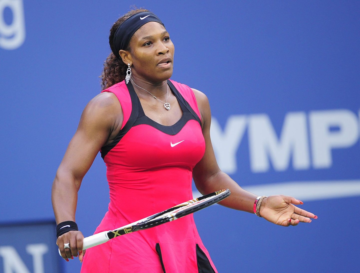 Serena Williams pukikohtunikuga vaidlemas.