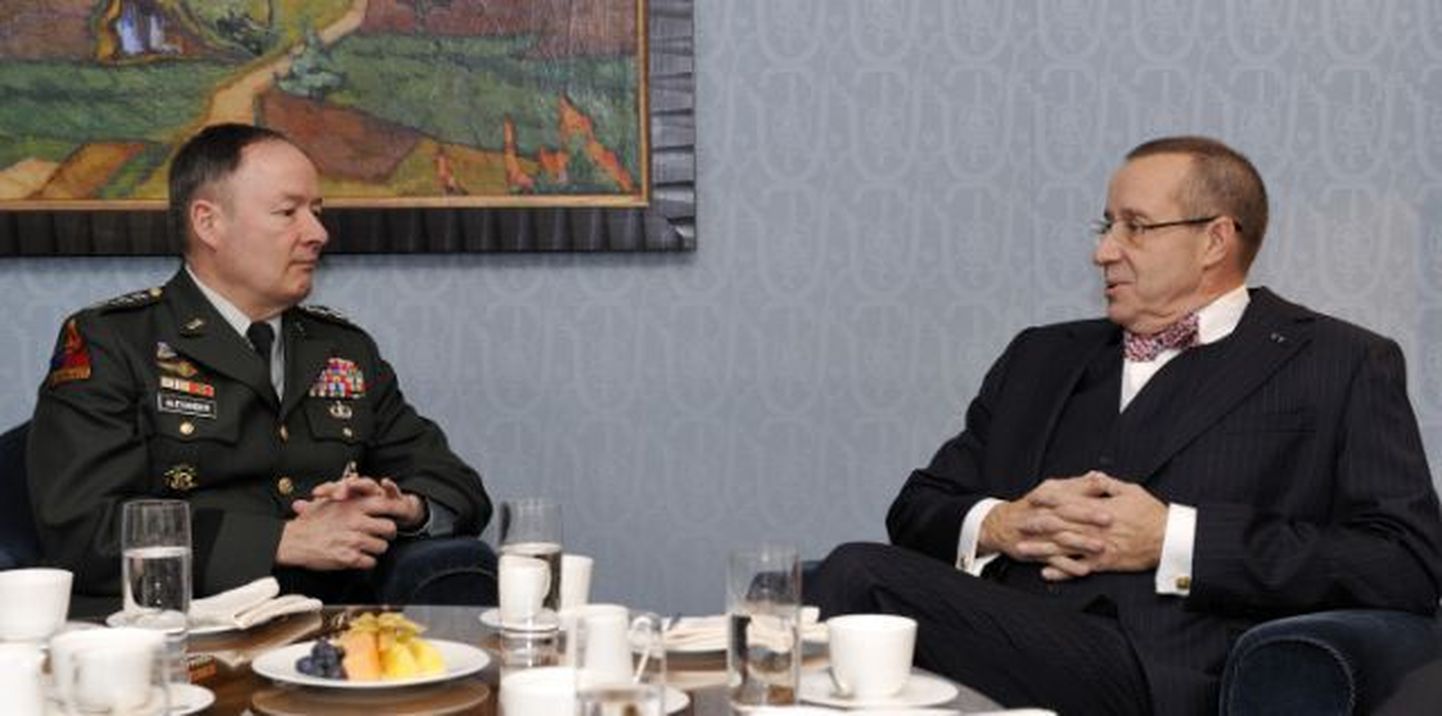 President Toomas Hendrik Ilves kohtus Ameerika Ühendriikide küberväejuhatuse ülema kindral Keith B. Alexanderiga.