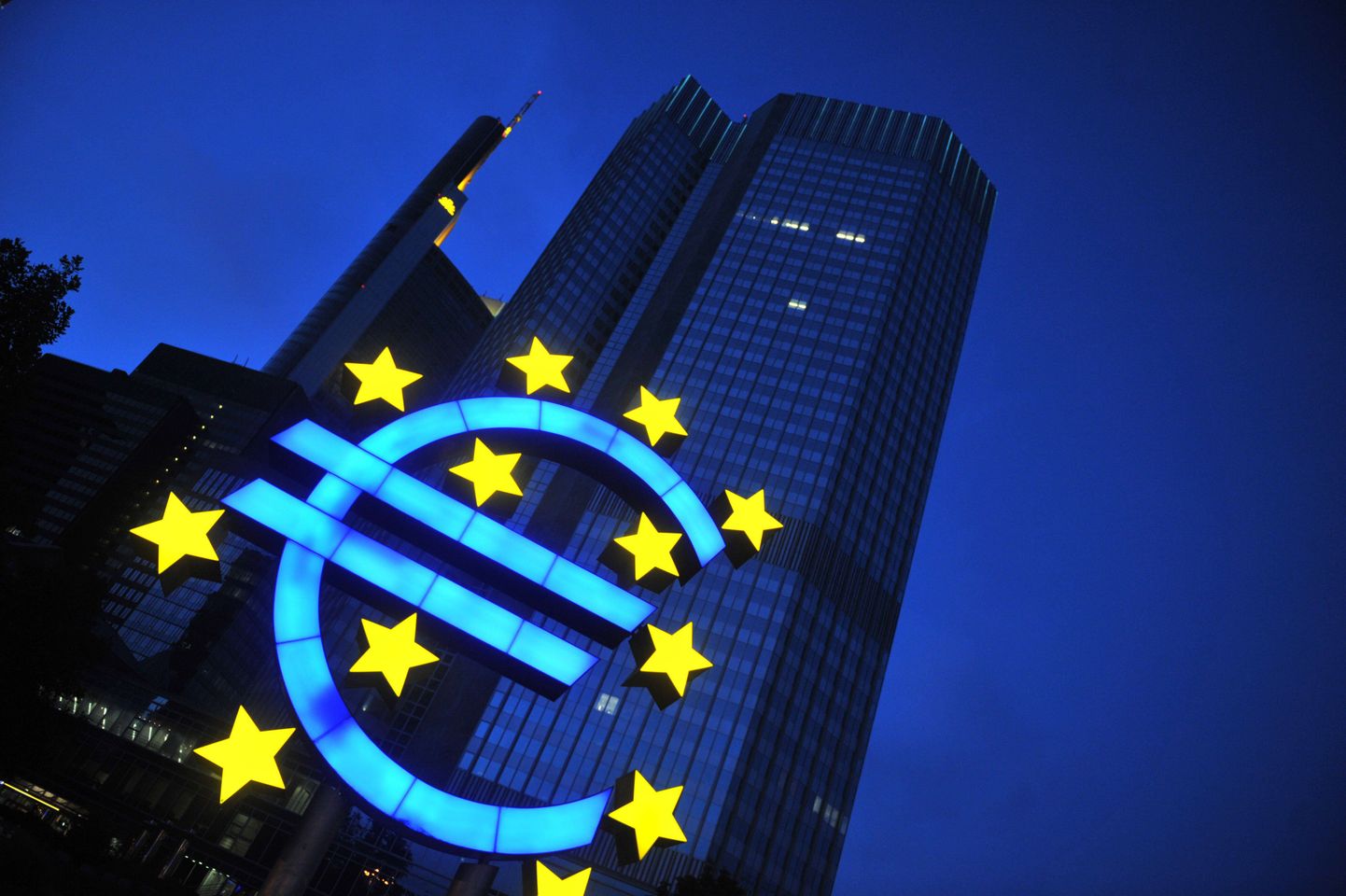 Euro tähis Euroopa Keskpanga hoone juures Frankfurdis