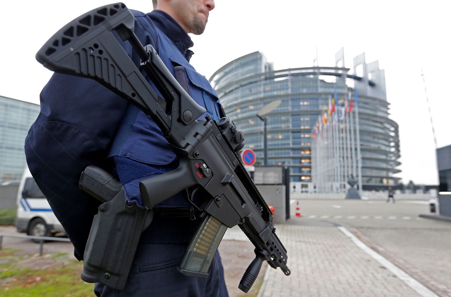 Prantsuse politseinik Strasbourgis Euroopa Parlamendi maja valvamas.