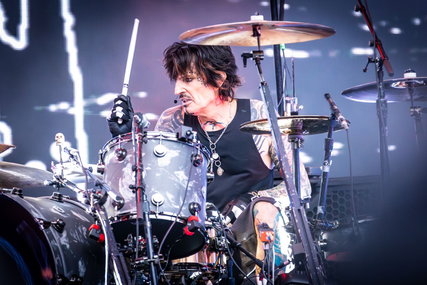 Mötley Crüe trummar Tommy Lee esinemas Melbourne'is.