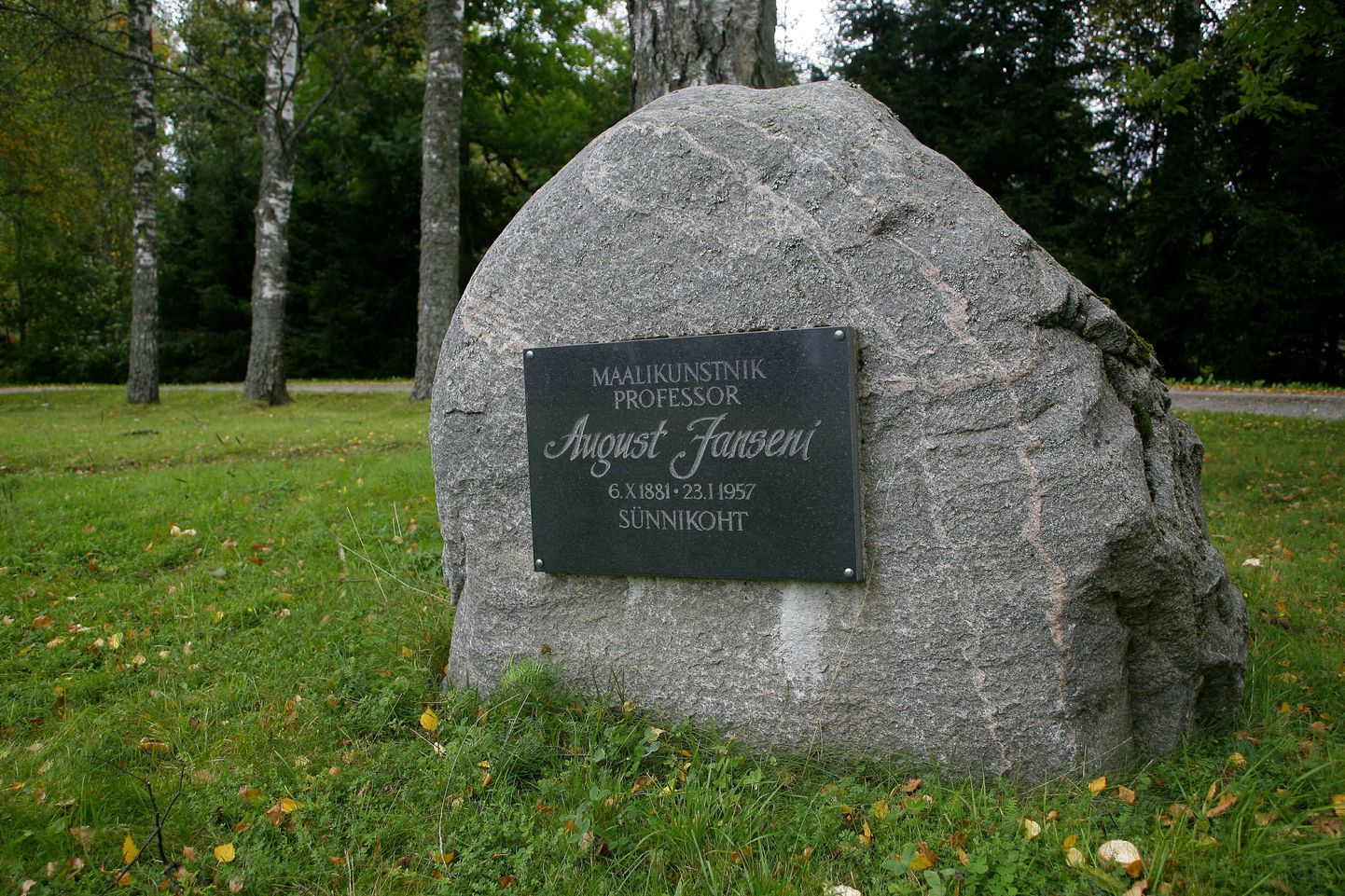 Saarde valla üks mälestusmärk tähistab 
August Janseni sünnikohta.